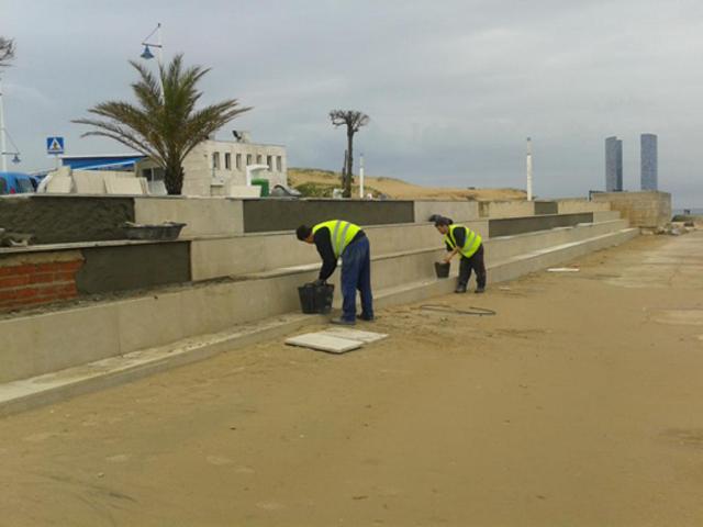 La Ribera. Reposición de enlosado en gradas en paseo marítimo