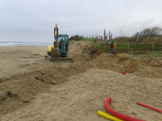 Playa de Oyambre. Reparación barandillla. Canalizaciones de duchas