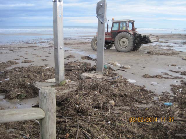 Playa de Oyambre. Reparación barandillla. Canalizaciones de duchas