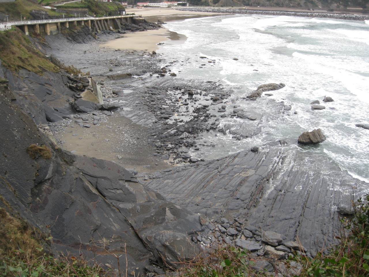 Aportación de arena en la playa de Deba