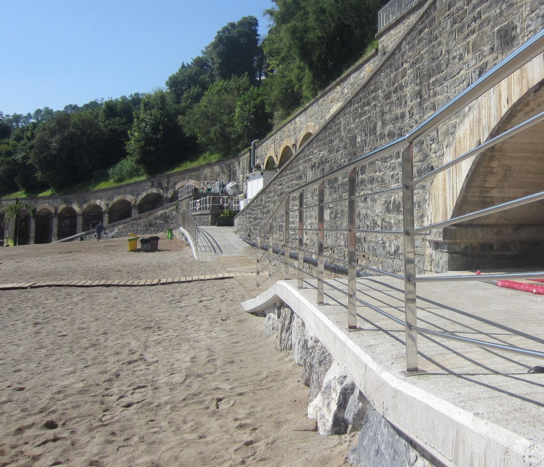 Ejecución de rampa en la playa de Malkorbe. Ejecución de rampa de hormigón ciclópeo para acceso a la playa de Malkorbe, solera de hormigón armado. Tacón de hormigón en protección de muro.