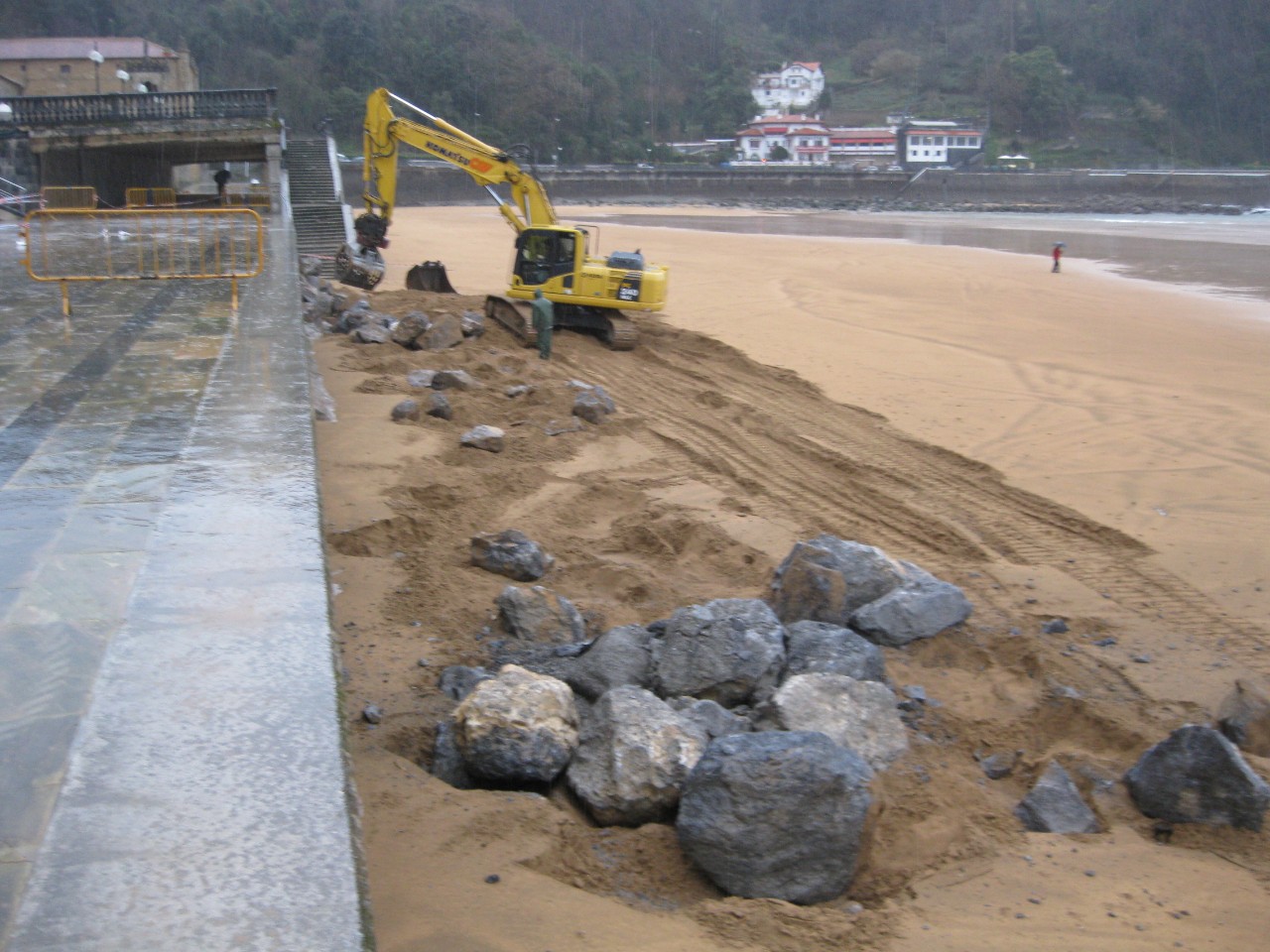 Protección de hueco en muro de costa en el paseo marítimo de Zarautz