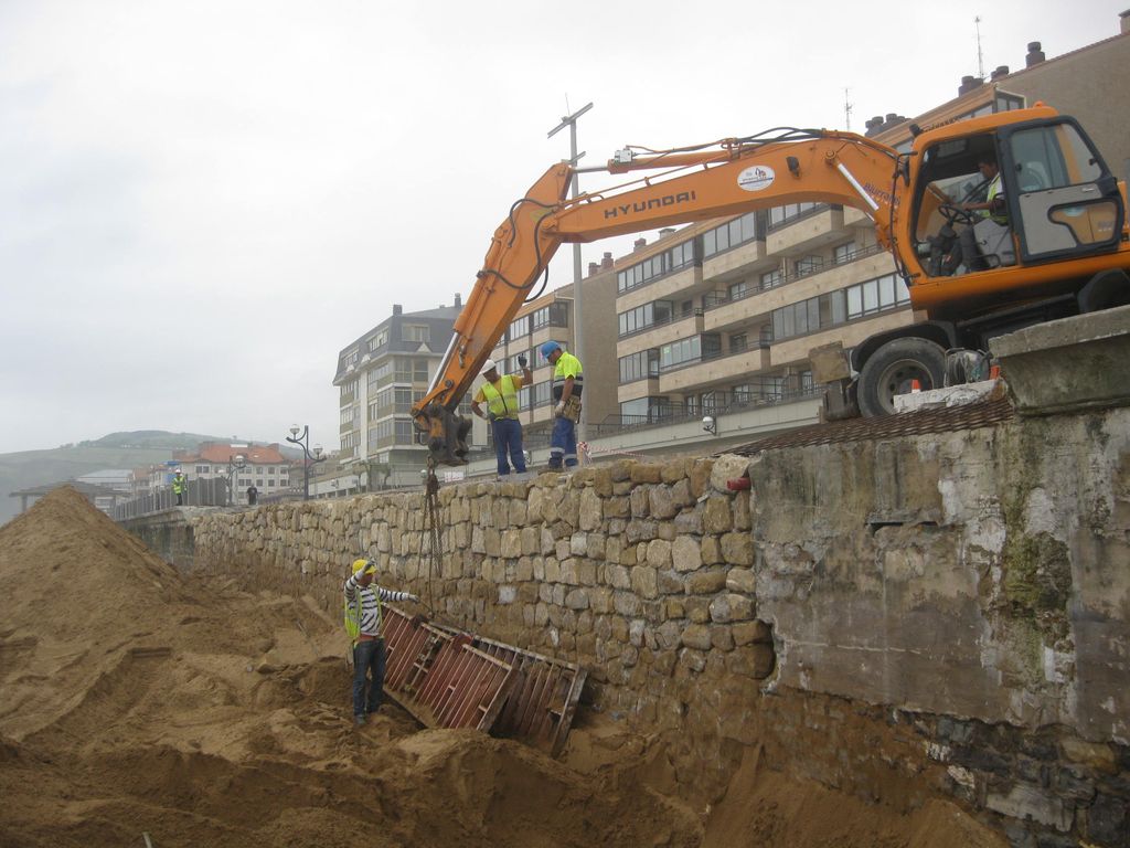 Reparación malecón de Zarautz.Reparación socavones mediante zapata de hormigón en pie de muro