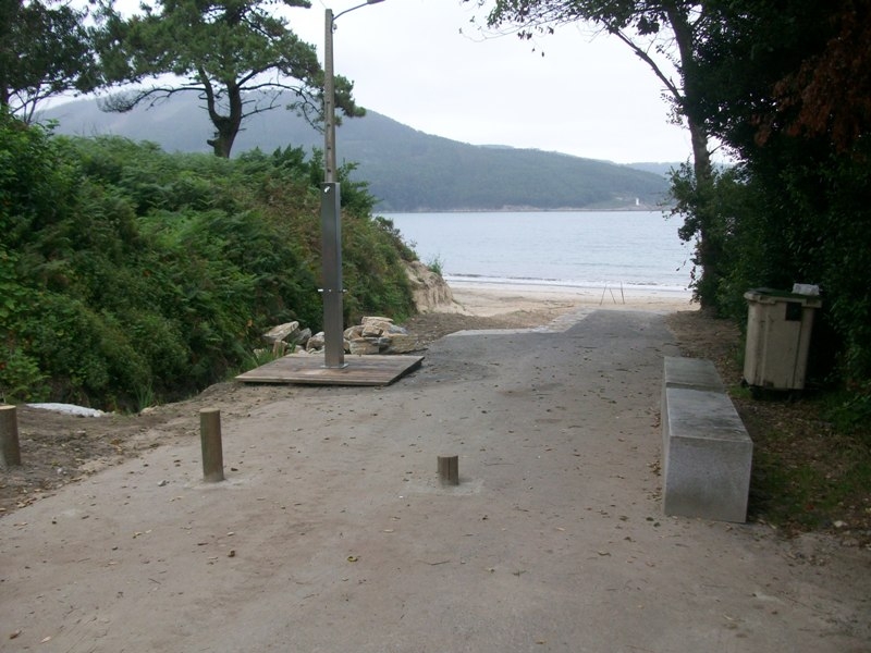 Playa Arealonga. Escollera, ducha