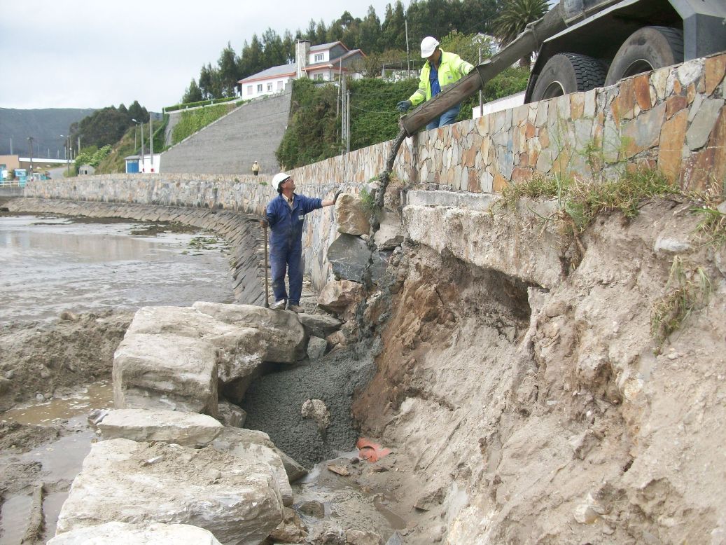 Playa Fomento. Escollera, ducha