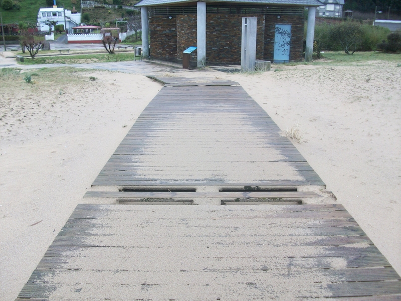 Playa de Xilloi. Duchas, pasarelas y servicios