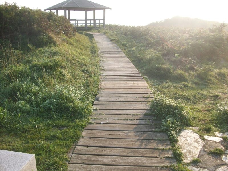 Playa de San Román. Duchas, pasarelas y servicios