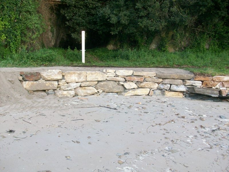 Playa de Os Bloques. Ejecución de barandilla, muretes y escollera