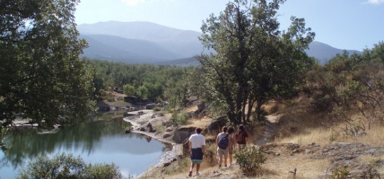 Excursionistas en el embalse del Pontón