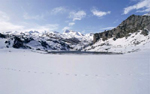 Paisaje nevado con el Lago Ercina al fondo