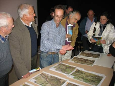 Técnico de la Confederación Hidrográfica del Duero explicando a los habitantes de un núcleo urbano las actuaciones planteadas para la disminución de los daños por inundación.