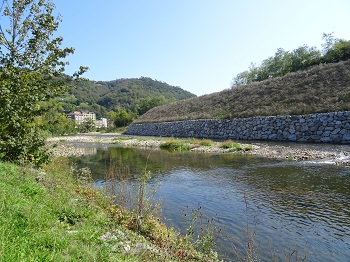 Ejemplo de obra de protección de inundaciones con escollera en el Río Nalón, Confederación Hidrográfica del Cantábrico