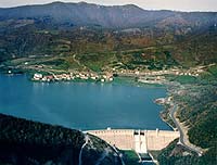 Vista área de presa y embalse