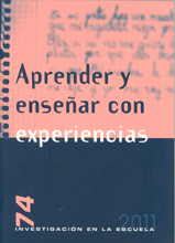 La mitad de la portada es de color azul y la otra salmón