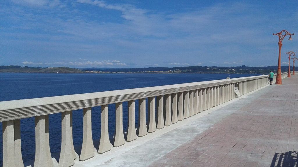 Averías en el paseo y pavimentos. Reparación de pavimento y muro del paseo marítimo.