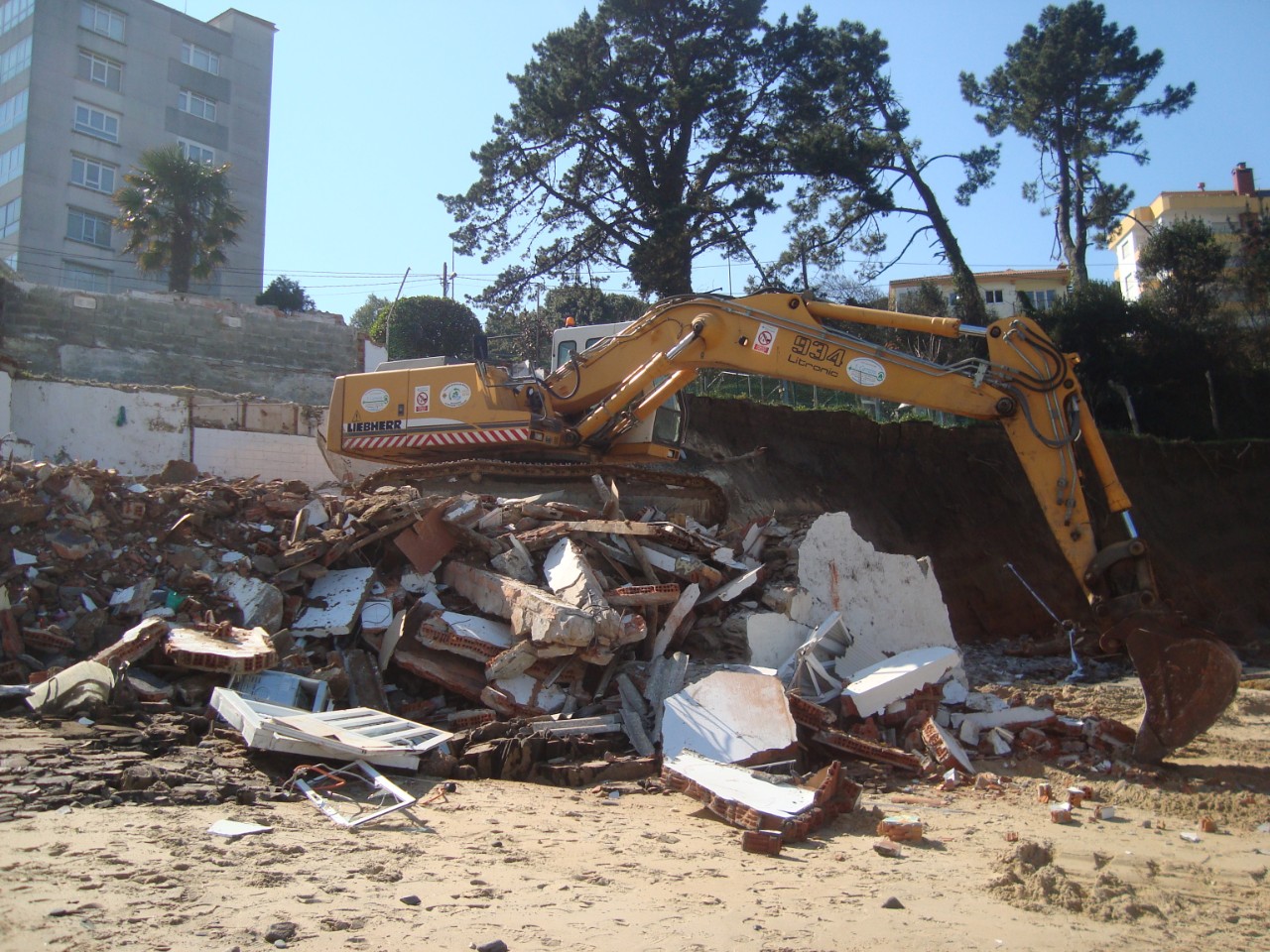 Demolición apartamentos Sol y Mar. Demolición de la construcción afectada por los temporales.