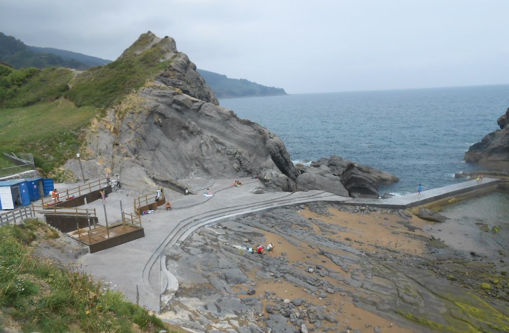 Entorno de playa Aritzatzu. Reparaciones menores en espigón y playa