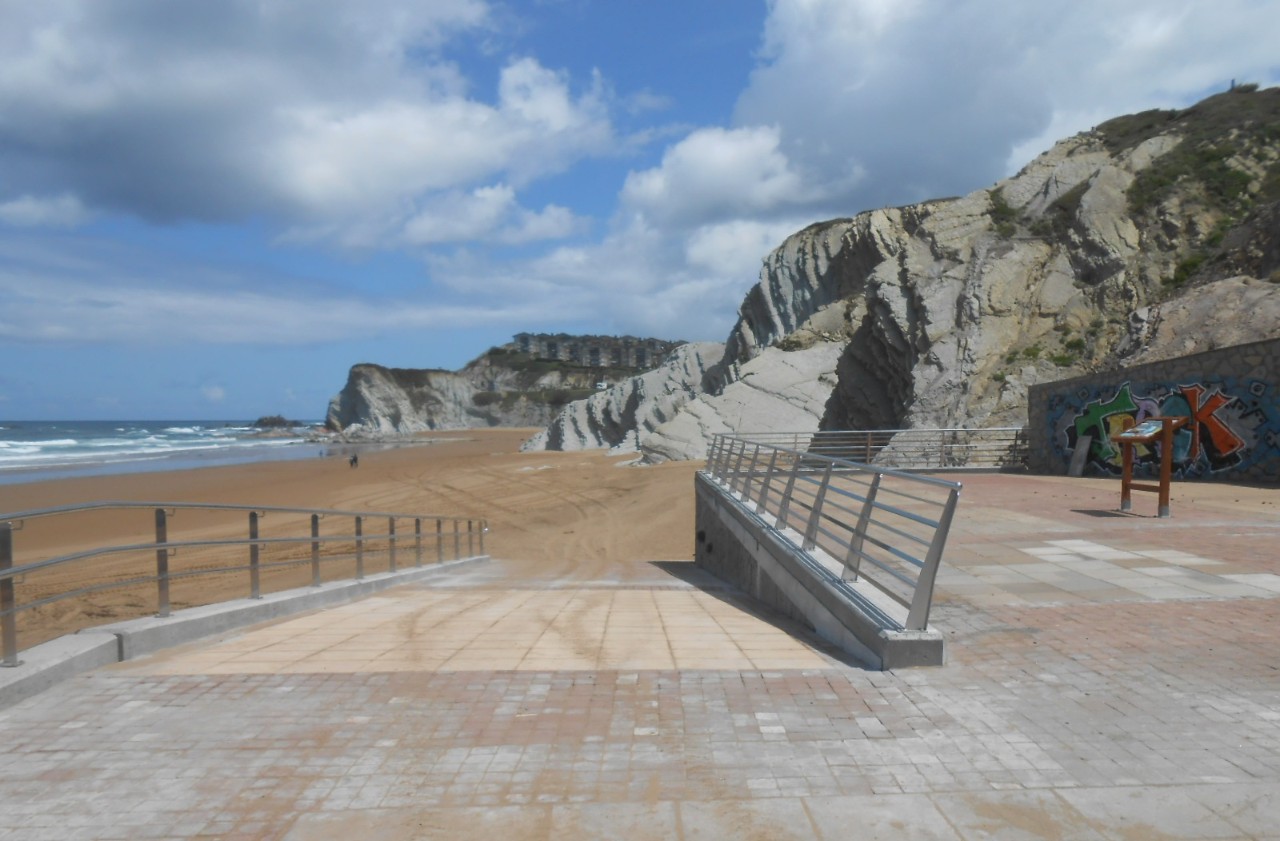 Playa Arrietara-Atxabiribil. Zona Arrietara. Rehabilitación rampa de acceso a playa, reparación grada y escalera de acceso a playa