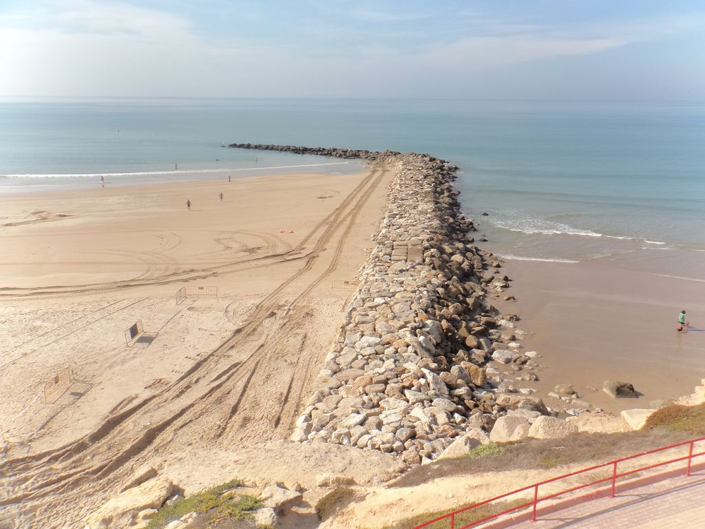 Recolocación de las escolleras en el dique norte de la playa de Santa María del Mar