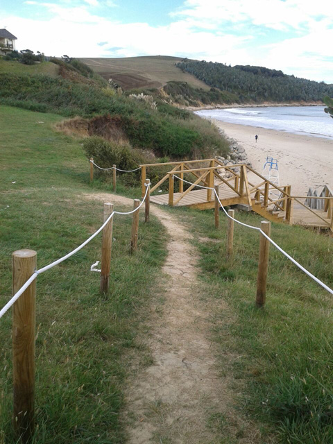 Ejecución de escalera de acceso a la playa de Oyambre