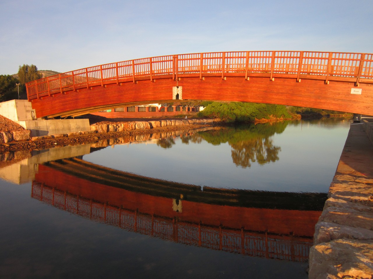 Solución del tránsito peatonal en la desembocadura del río Chinchilla