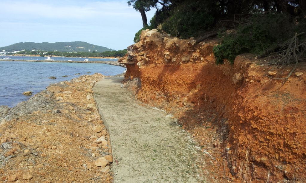 Construcción de muro de defensa en yacimiento romano de S'Argamassa (Santa Eulalia del Río, Ibiza)