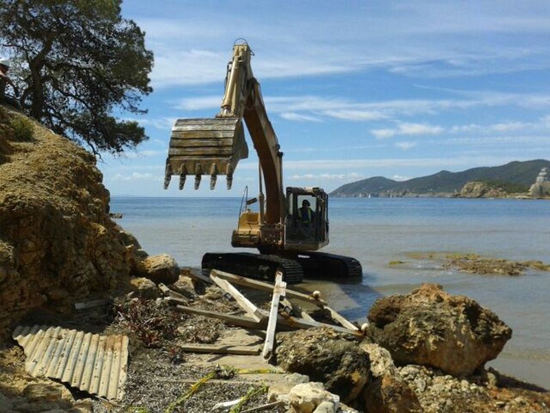 Demolición de caseta varadero en es Niu Blau (Santa Eulalia del Río, Ibiza)