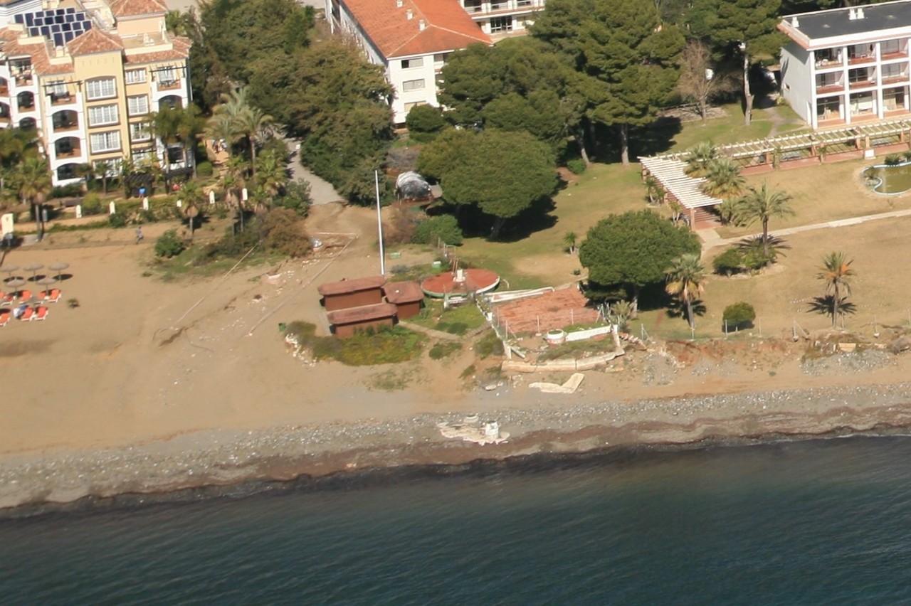 Proyecto de demolición y retirada de depósito semienterrado en estado ruinoso y sin uso en la playa de Casasola