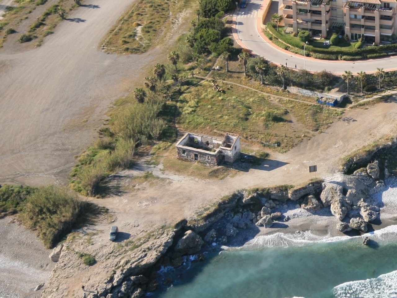 Proyecto de demolición de edificación en ruinas del antiguo cuartel de Carabineros en Dominio Público Marítimo Terrestre y la restitución natural de su entorno, junto a los acantilados del río Torrox