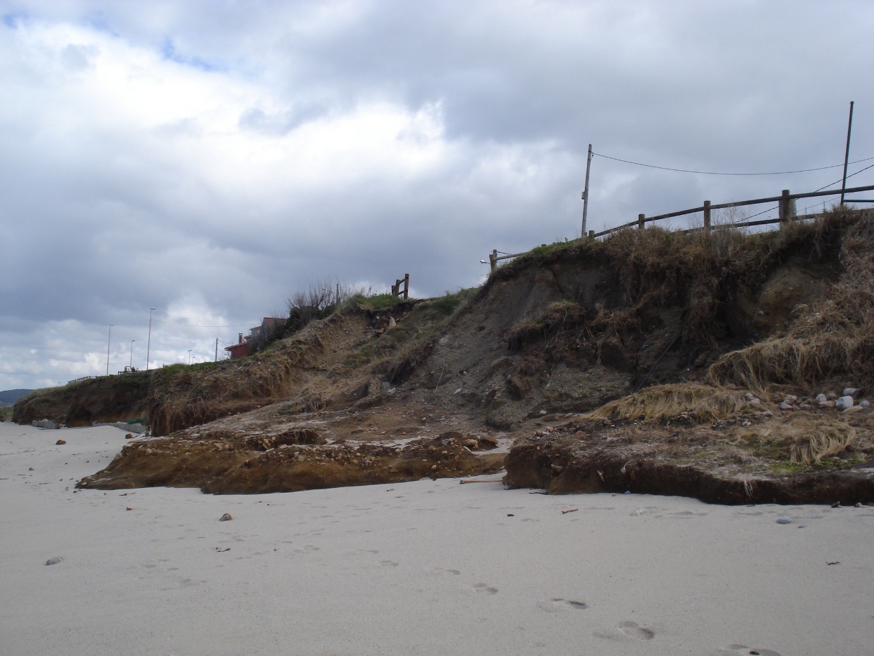 Playa de Razo. Avería en la estructura y acceso a la playa