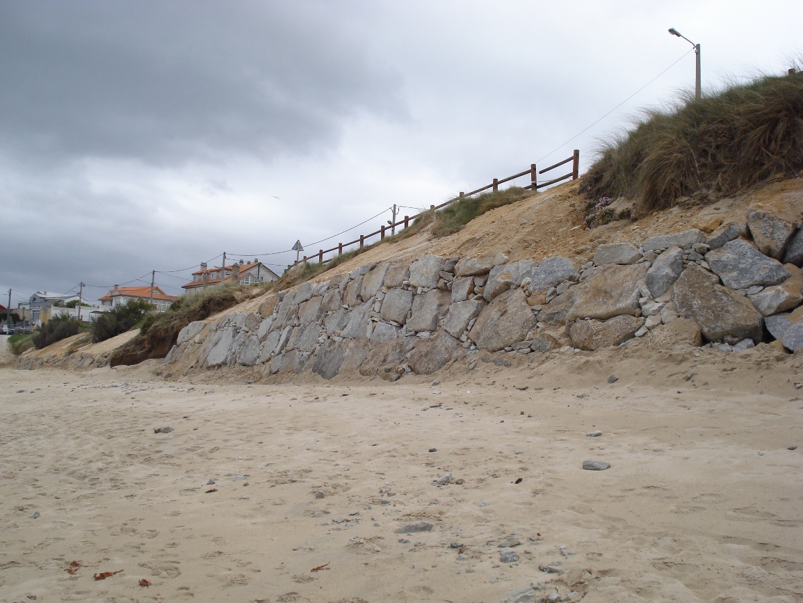 Playa de Razo. Avería en la estructura y acceso a la playa