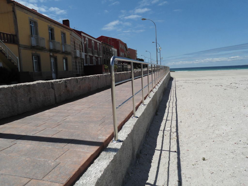 Playa de O Pindo. Reconstrucción paseo marítimo y acondicionamiento de accesos a playa