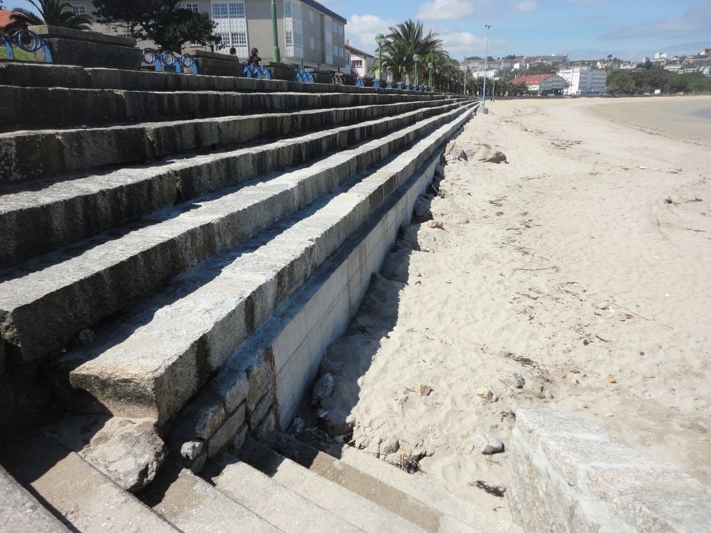 Reconstrucción de muro de defensa, reposición del paseo marítimo, acondicionamiento de accesos a playa y reposición de graderío del paseo y movimiento de arena en Santa Cristina.
