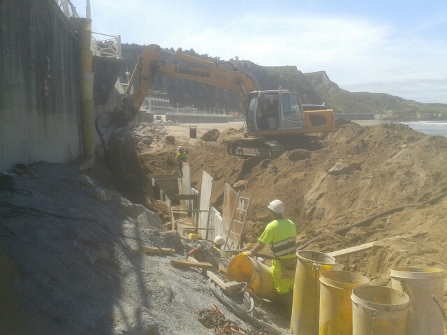 Playa de Salinas. Refuerzo e impermeabilización de la cimentación del muro del paseo marítimo