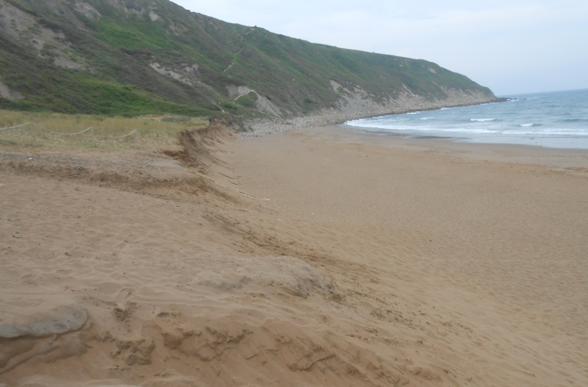 Playa Barinatxe (o La Salvaje). Restauración de perfil de playa segura.