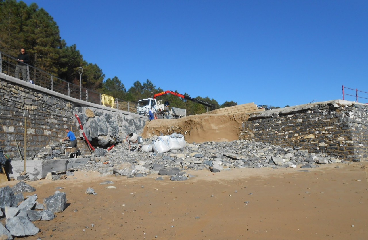 Playa y paseo de Gorliz. Reparación de accesos a playa (peatonal junto a Marítimo).
