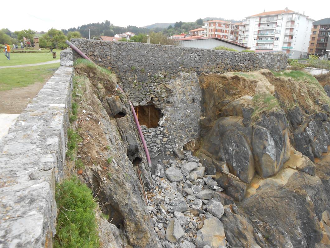 Entorno Santa Katalina. Reconstrucción sostenimiento paseo público.