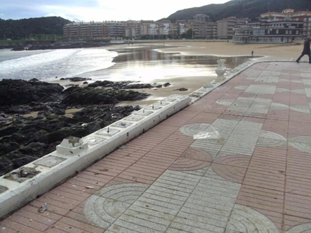 Playa de Brazomar. Reposición de balaustrada,  reparación de balaustrada, reposición de enlosado, reposición de jardineras