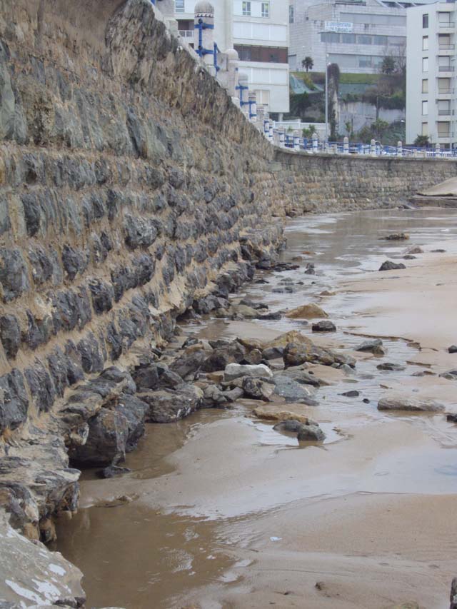 Sardinero. Refuerzo de la cimentación  de dos tramos de muro ubicados en la Segunda playa del sardinero