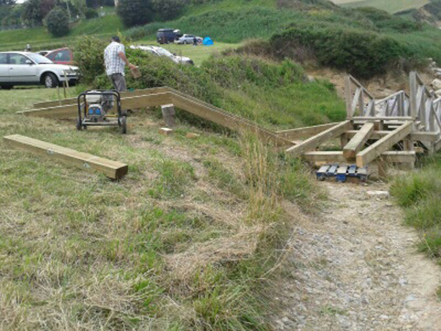 Ejecución de escalera de acceso a la playa de Oyambre