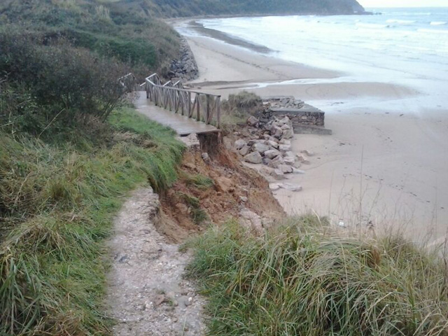 Ejecución de escalera de acceso a la playa de Oyambre