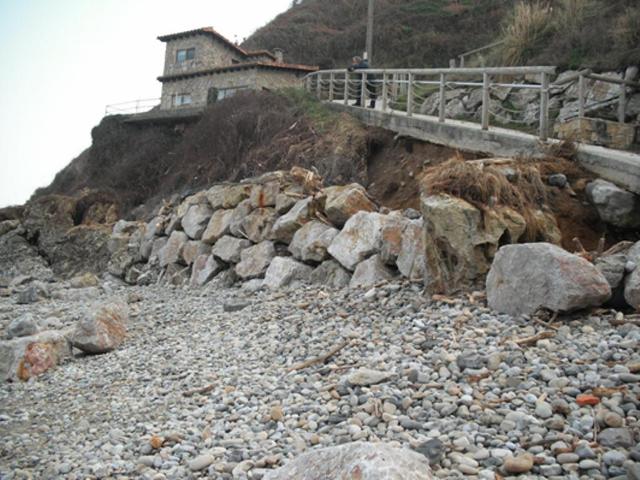 Playa de Amio. Reposición de escollera