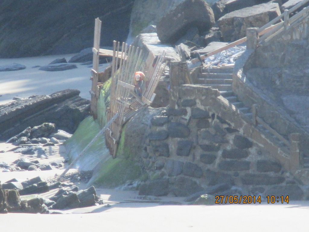 Reparación de la escalera de acceso a la playa de Lapari