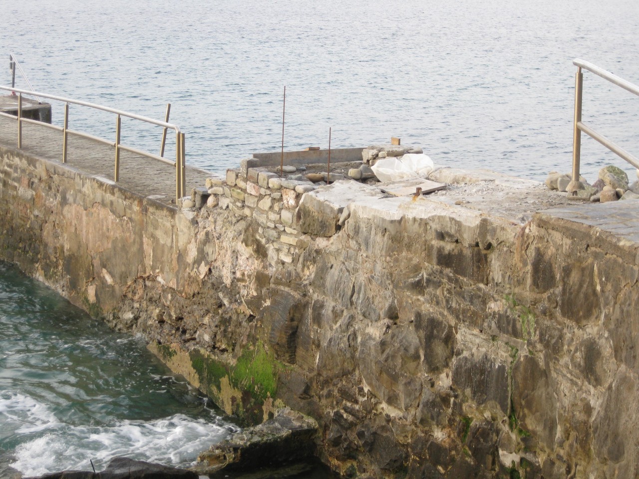 Reparaciones en dique de abrigo en la isla Santa Clara