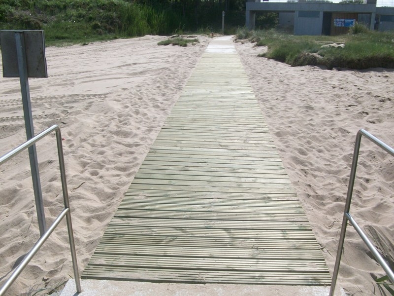 Playa de Esteiro. Escollera, bancos, ducha y aseos
