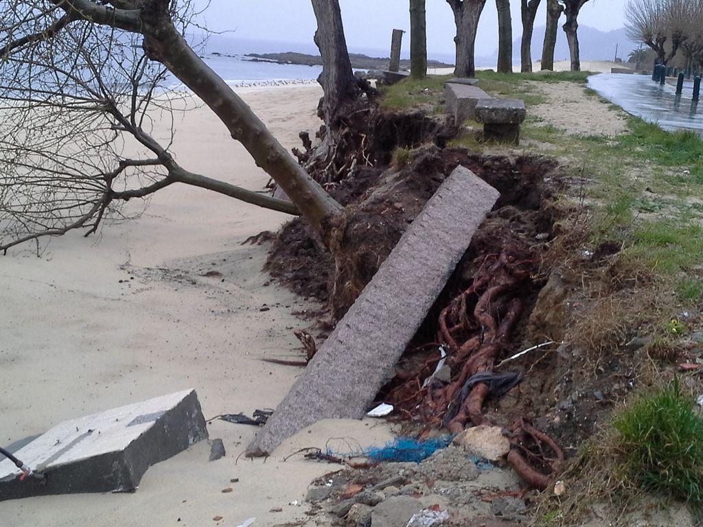 Protección del paseo en la playa de Agrelo y limpieza de cauce en la playa de Portomaior