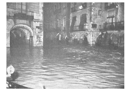 Inundación en una plaza de Girona en Cataluña en octubre de 1962, el agua alcanzó alturas considerables (Fuente: Diputación de Girona)