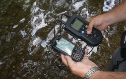 CARACTERIZACIÓN DE LA CONTAMINACIÓN ORGÁNICA Y FECAL EN LA RÍA DE BILBAO Y MODELIZACIÓN DE LA MISMA PARA SOPORTE DE DECISIÓN Y PLANTEAMIENTO DE ESCENARIOS DE ACTUACIÓN EN MATERIA DE SANEAMIENTO. FASE I: CUENCA DEL RÍO IBAIZABAL.2012-04-20 / 2014-03-28 / 
AR0014 / Planificación/Gestión Hídrica / TRG30 / Actuaciones Dirección Técnica / 

Las aglomeraciones urbanas del gran Bilbao están servidas por sistemas de saneamiento que permiten tratar adecuadamente las aguas residuales pero el sistema soporta aún un nivel de contaminación bacteriológica de origen fecal que impide alcanzar los objetivos fijados por la directiva marco del agua y la de aguas de baño. Con este estudio se cuantificarán las presiones que, en ausencia de lluvias, están generando el nivel de contaminación actual. Se va a proceder a identificar de forma concreta, aislada y baremada, y a varias escalas, cada una de las presiones puntuales por vertido que padece la cuenca del Ibaizabal, y proponer soluciones valorando la respuesta del sistema ante ellas mediante modelización matemáticas detallada.