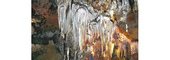 Fotografía del interior de una cueva