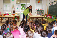 Contando el cuento "Despertar a la abuela" a los alumnos de educación infantil